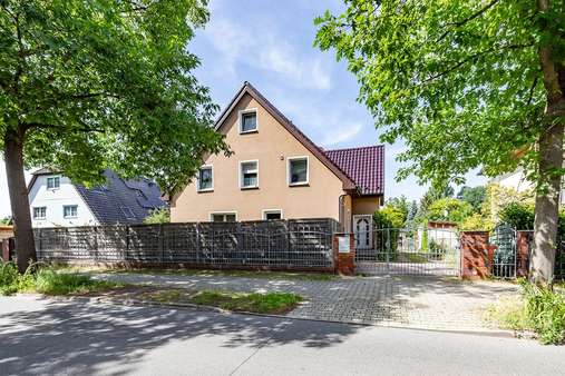 Straßenansicht - Zweifamilienhaus in 12487 Berlin mit 208m² kaufen