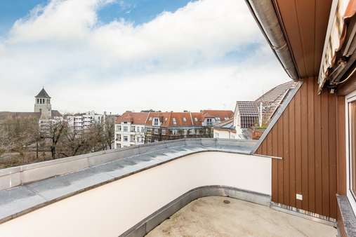 Balkon - Dachgeschosswohnung in 12103 Berlin mit 85m² kaufen