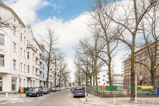 Blick auf die Straße - Erdgeschosswohnung in 12103 Berlin mit 45m² als Kapitalanlage kaufen
