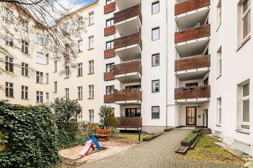 Hinterhof - Erdgeschosswohnung in 10245 Berlin mit 142m² kaufen