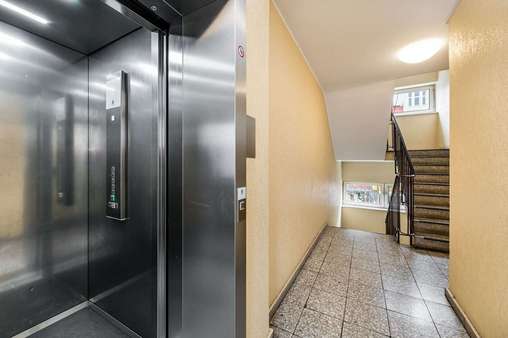 Treppenhaus Treppenhaus - Etagenwohnung in 10625 Berlin mit 59m² kaufen