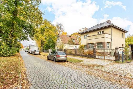 Haus + Straßenansicht Haus + Straßenansicht - Zweifamilienhaus in 12623 Berlin mit 145m² kaufen