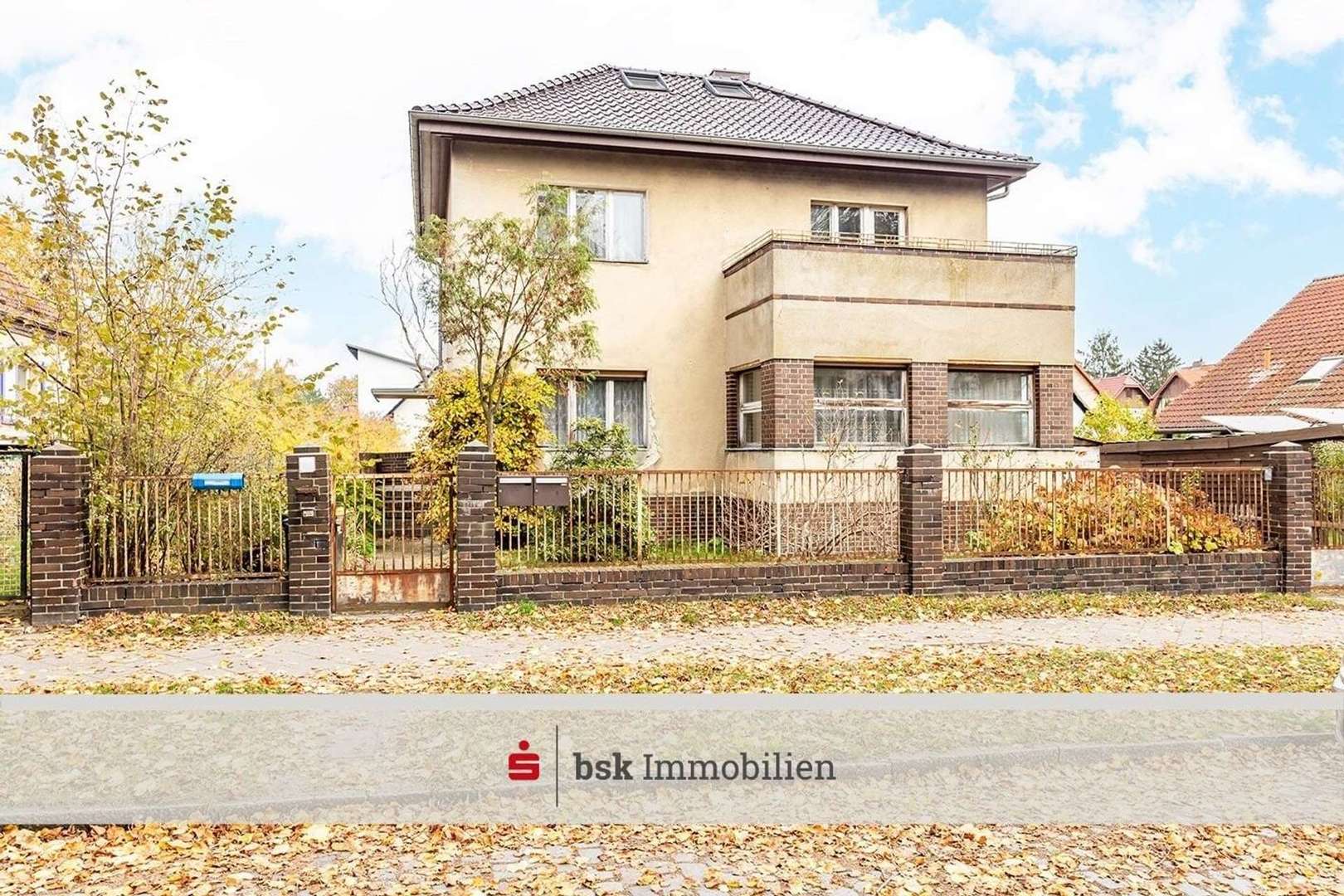 Hausansicht Straßenseite Hausansicht Straßenseite - Zweifamilienhaus in 12623 Berlin mit 145m² kaufen