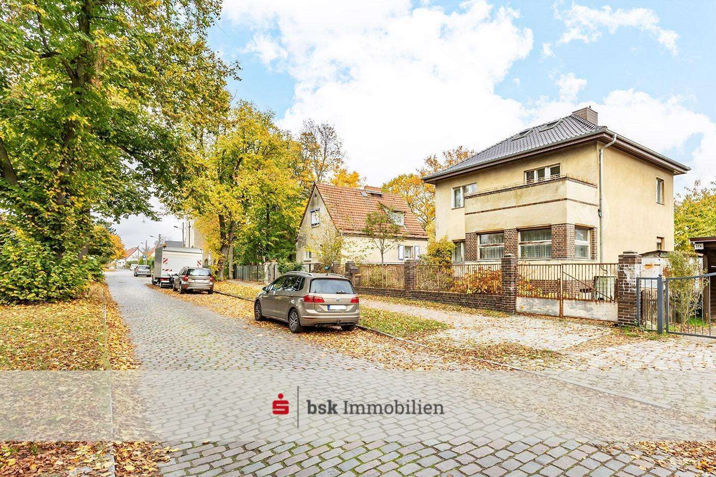 Haus + Straßenansicht - Zweifamilienhaus in 12623 Berlin mit 145m² kaufen