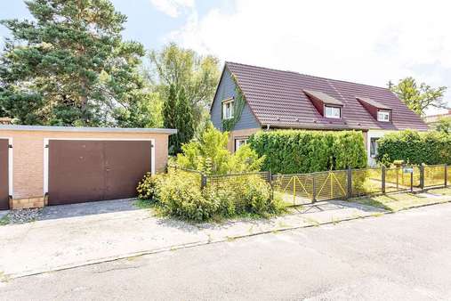 Straßenansicht mit Garage - Doppelhaushälfte in 15562 Rüdersdorf bei Berlin mit 98m² kaufen