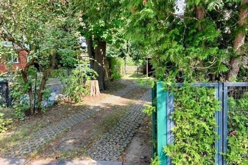 Einfahrt von der Straße - Grundstück in 12623 Berlin  mit 496m² kaufen