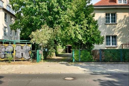 Straßenansicht mit Einfahrt - Grundstück in 12623 Berlin  mit 496m² kaufen
