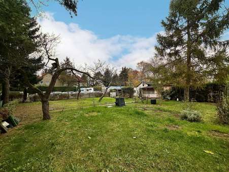 Seitenansicht rechts vorne - Grundstück in 12623 Berlin mit 1086m² kaufen