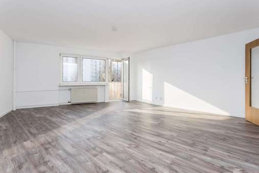 Wohnzimmer - Etagenwohnung in 13589 Berlin mit 78m² kaufen