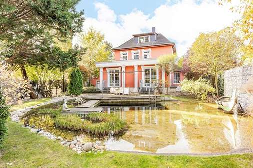 Rückseite mit Schwimmteich - Einfamilienhaus in 12524 Berlin mit 219m² kaufen