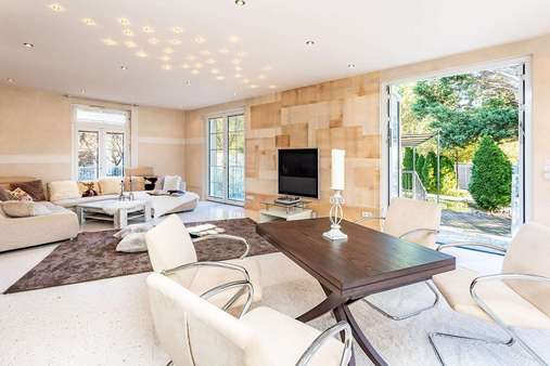 Wohnraum mit Terrasse - Einfamilienhaus in 12524 Berlin mit 219m² kaufen