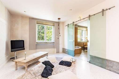 Zimmer und Badzugang Zimmer und Badzugang - Einfamilienhaus in 12524 Berlin mit 219m² kaufen