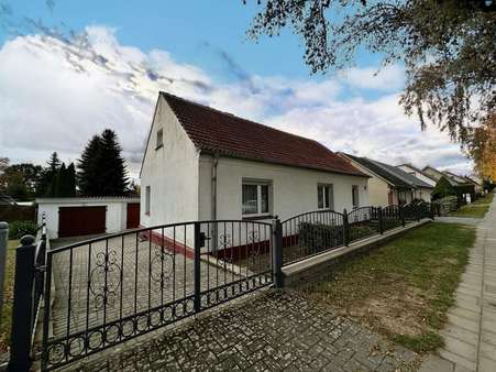 Seitenansicht + Einfahrt - Grundstück in 15562 Rüdersdorf bei Berlin mit 1260m² kaufen