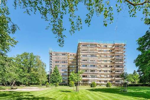 Außenansicht mit viel Grün - Etagenwohnung in 14165 Berlin mit 53m² kaufen