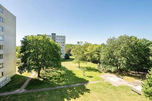 Blick vom Balkon - Etagenwohnung in 14165 Berlin mit 53m² kaufen
