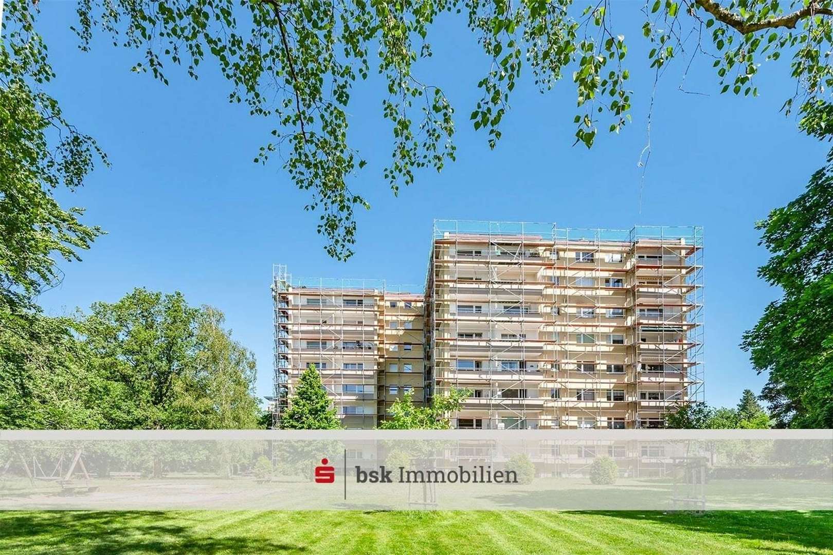 Außenansicht mit viel Grün - Etagenwohnung in 14165 Berlin mit 53m² kaufen