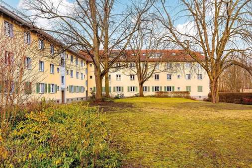 Gesamtes Emsemble und Innenhof - Etagenwohnung in 12555 Berlin mit 33m² kaufen