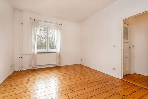 Wohnzimmer mit Fluransicht - Etagenwohnung in 12555 Berlin mit 33m² kaufen