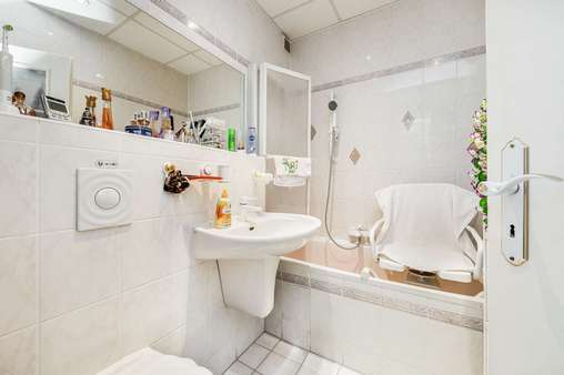 Badezimmer - Erdgeschosswohnung in 10178 Berlin mit 56m² kaufen