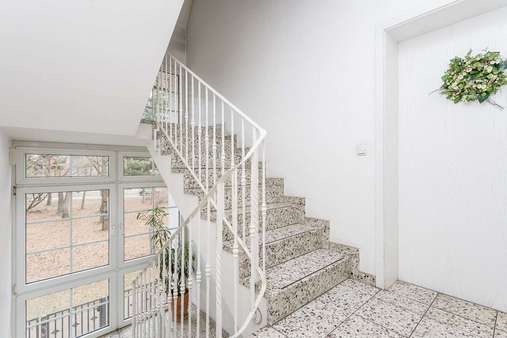Hausflur - Mehrfamilienhaus in 13503 Berlin mit 722m² als Kapitalanlage kaufen
