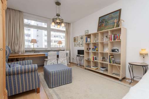 Wohnzimmer - Etagenwohnung in 10781 Berlin mit 31m² kaufen