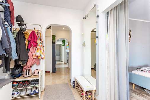 Flur - Etagenwohnung in 12627 Berlin mit 101m² kaufen