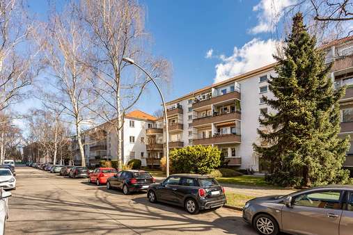 Straßenansicht - Erdgeschosswohnung in 12107 Berlin mit 54m² kaufen
