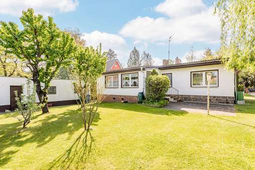 Rückseite mit 2. Zugang - Bungalow in 15738 Zeuthen mit 123m² kaufen