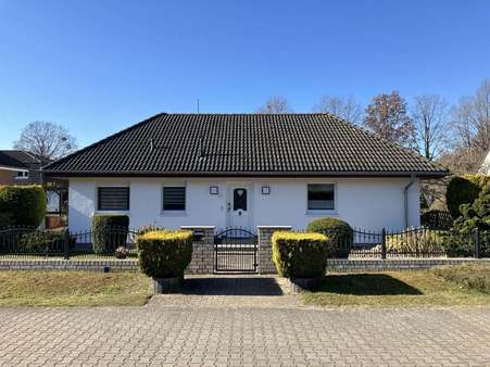 Hausansicht Straßenseite - Einfamilienhaus in 15345 Altlandsberg mit 108m² kaufen