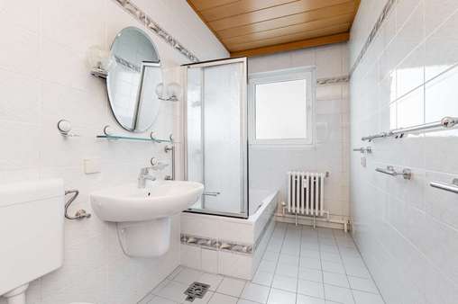 Badezimmer - Etagenwohnung in 13581 Berlin mit 80m² kaufen