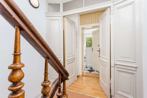 Flur und Treppenhaus - Reihenmittelhaus in 12489 Berlin mit 153m² kaufen