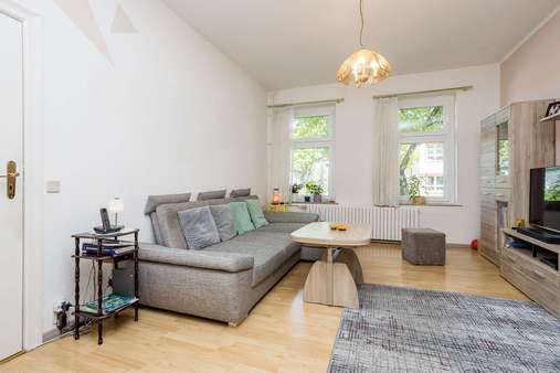 Wohnzimmer im EG - Reihenmittelhaus in 12489 Berlin mit 153m² kaufen