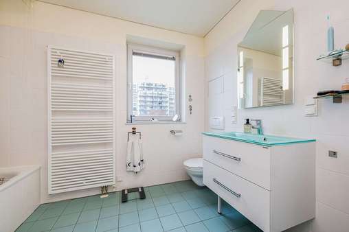Badezimmer - Dachgeschosswohnung in 10245 Berlin mit 89m² kaufen