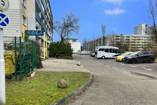 Stellplätze vor dem Haus - Etagenwohnung in 12559 Berlin mit 36m² kaufen