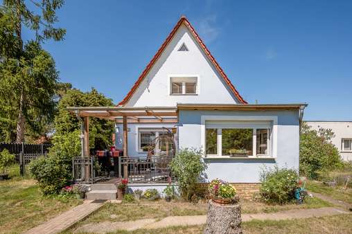 Hauseingang mit Terrasse - Einfamilienhaus in 12526 Berlin mit 189m² kaufen