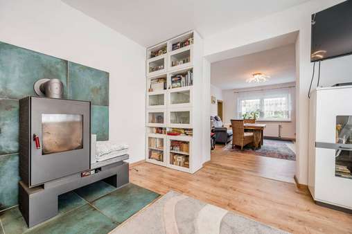 Wohnzimmer mit Kamin im Haupthaus - Einfamilienhaus in 12526 Berlin mit 189m² kaufen