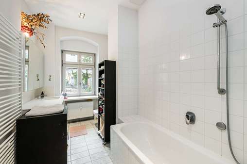 Badezimmer - Erdgeschosswohnung in 12047 Berlin mit 46m² kaufen