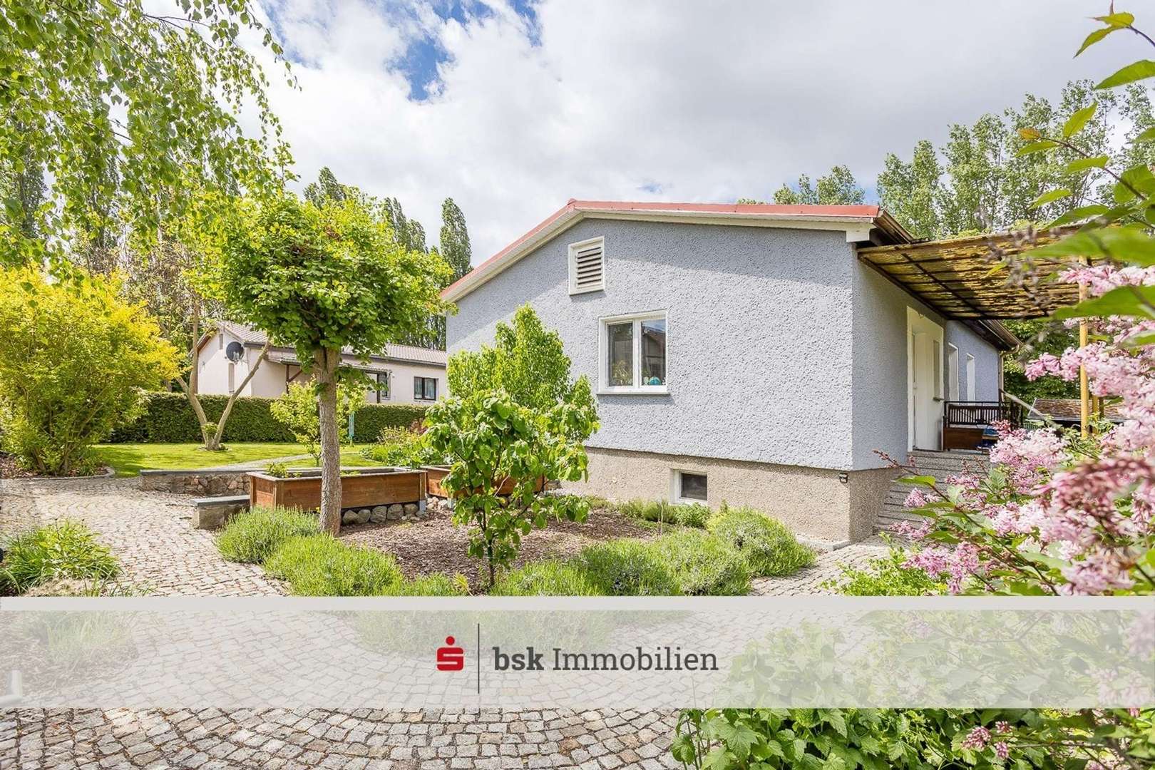 Hausansicht vorne Hausansicht vorne - Einfamilienhaus in 13059 Berlin mit 100m² kaufen
