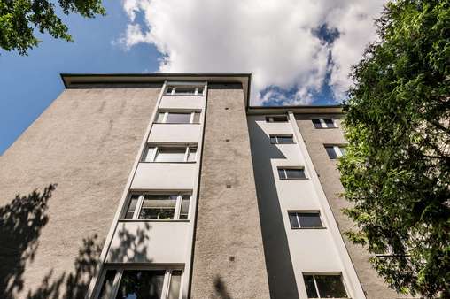 Hausansicht Hausansicht - Mehrfamilienhaus in 10587 Berlin mit 0m² als Kapitalanlage kaufen