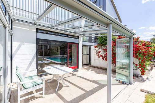 Überdachte Terrasse Überdachte Terrasse - Doppelhaushälfte in 13503 Berlin mit 111m² kaufen
