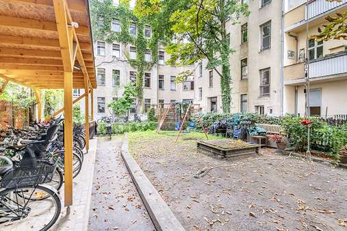 Hinterhof Hinterhof - Dachgeschosswohnung in 10781 Berlin mit 137m² kaufen