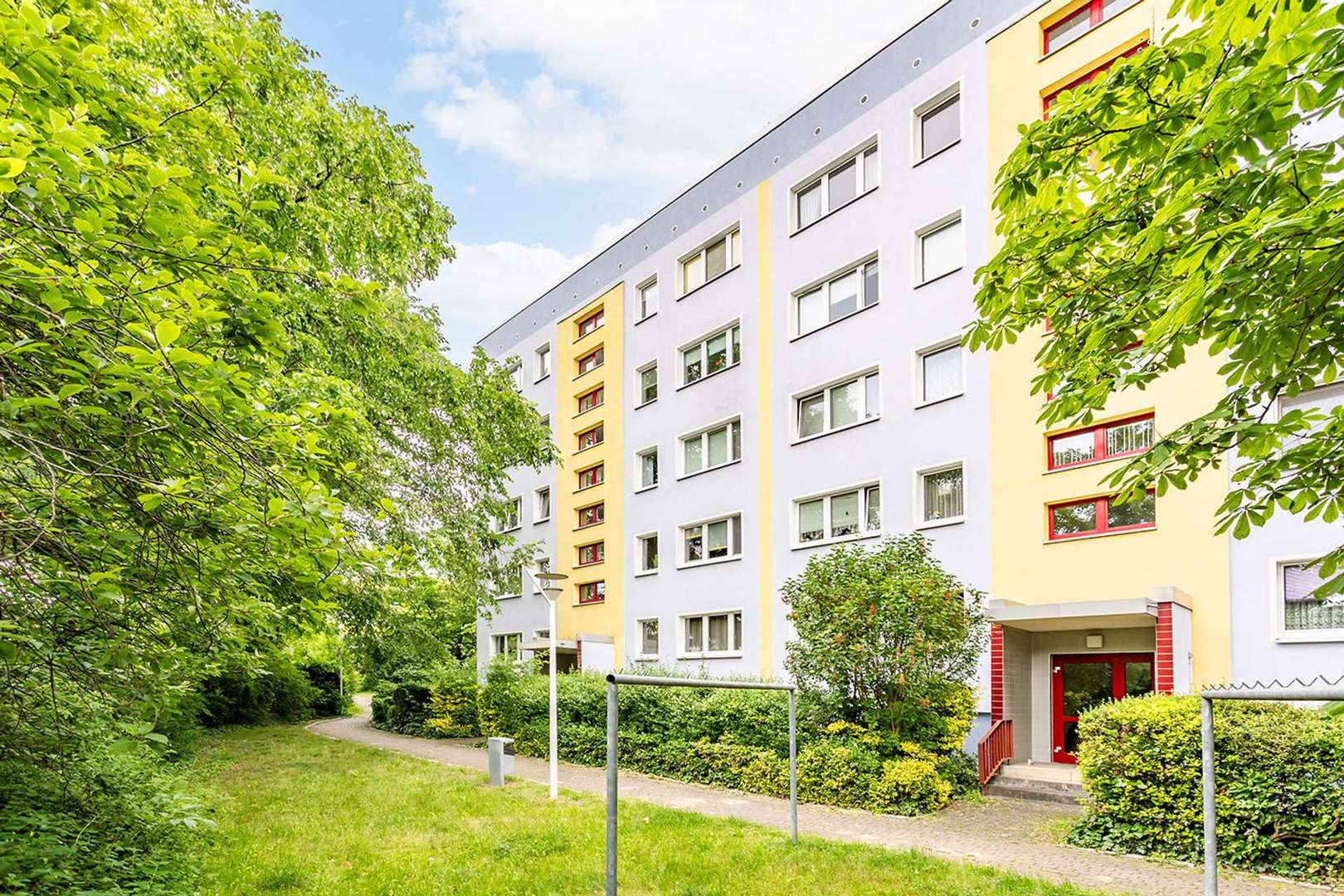 Hauseingang - Etagenwohnung in 12685 Berlin mit 71m² kaufen