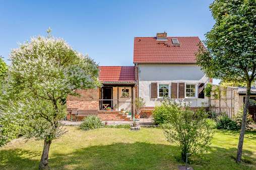 Hausansicht Hausansicht - Einfamilienhaus in 12623 Berlin mit 92m² kaufen