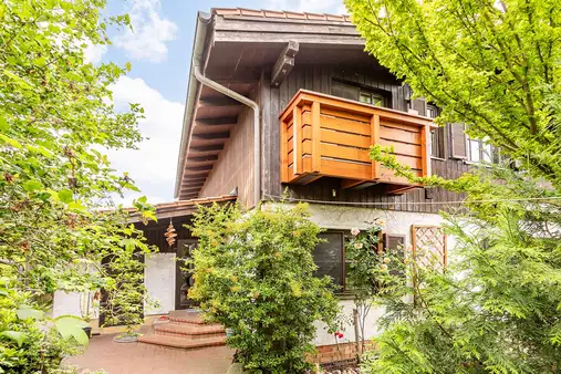 Einfamilienhaus mit großen Nebengebäude am Briesetal