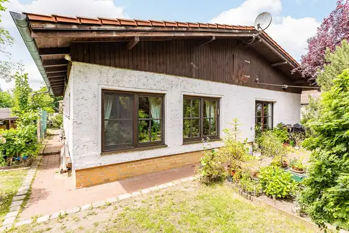 Einfamilienhaus mit großen Nebengebäude am Briesetal