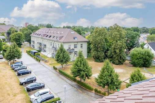 Blick auf den PKW Stellplatz Blick auf den PKW Stellplatz - Dachgeschosswohnung in 10318 Berlin mit 86m² kaufen