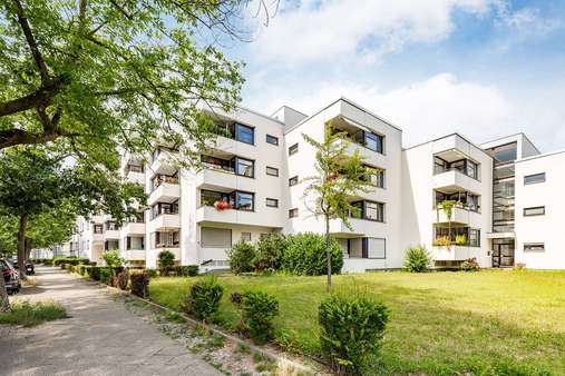 Gebäudeansicht Gebäudeansicht - Erdgeschosswohnung in 14052 Berlin mit 35m² kaufen