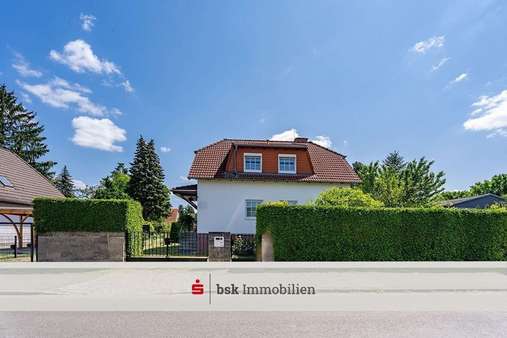 Straßenansicht Straßenansicht - Einfamilienhaus in 13053 Berlin mit 130m² kaufen