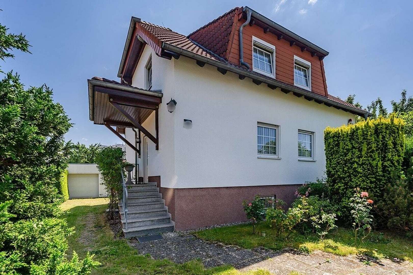 Außenansicht Außenansicht - Einfamilienhaus in 13053 Berlin mit 130m² kaufen