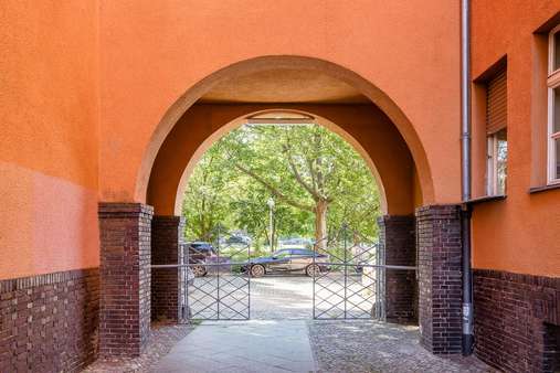 Durchgang zum Innenhof Durchgang zum Innenhof - Wohnung in 13353 Berlin mit 63m² kaufen